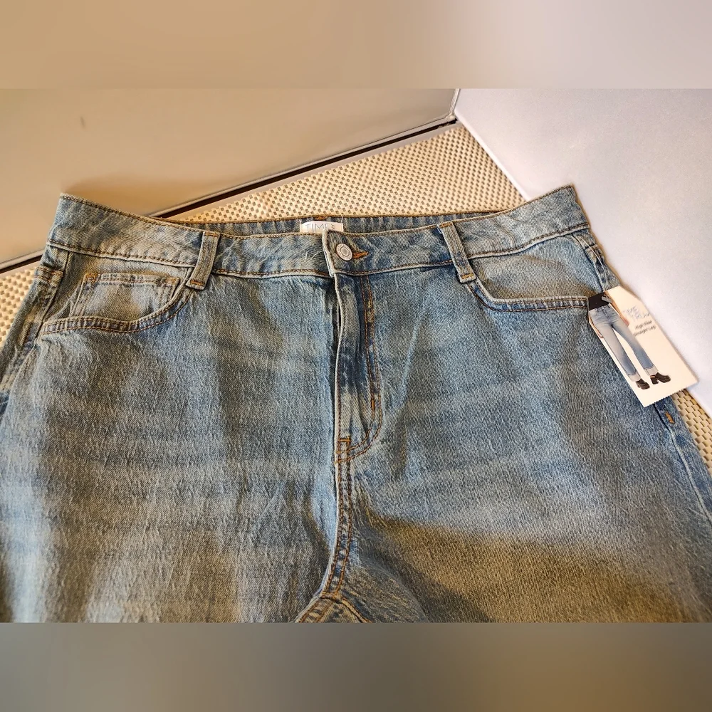 Time and Tru Women's Size 14 High Rise Straight Jeans w/Cuffs Light Wash NWT - Picture 6 of 6
